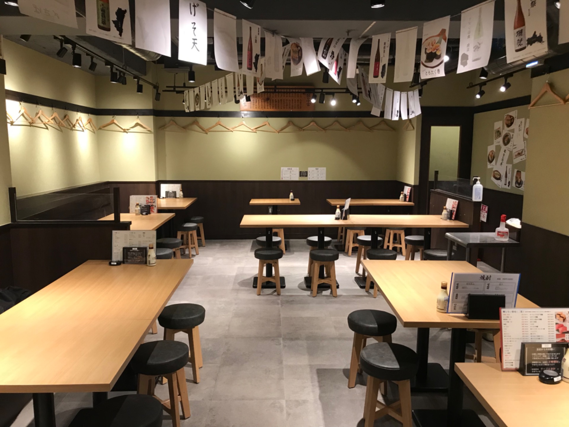 မီးဖိုေခ်ာင္အမွဳထမ္း in စားေသာက္ဆိုင္