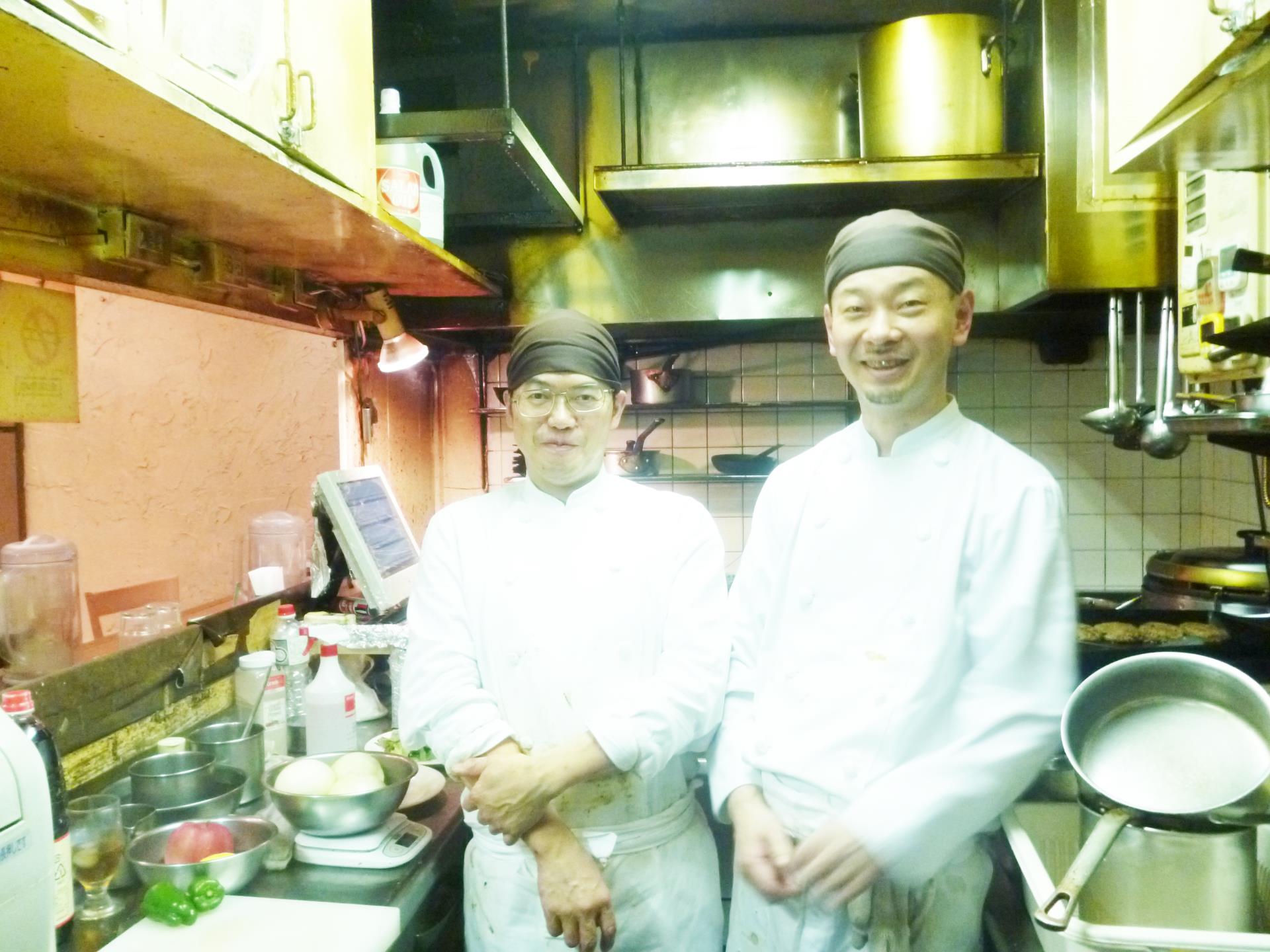 စားပြဲထိုး in စားသောက်ဆိုင် / အမြန်ပြင်အစားအစာ