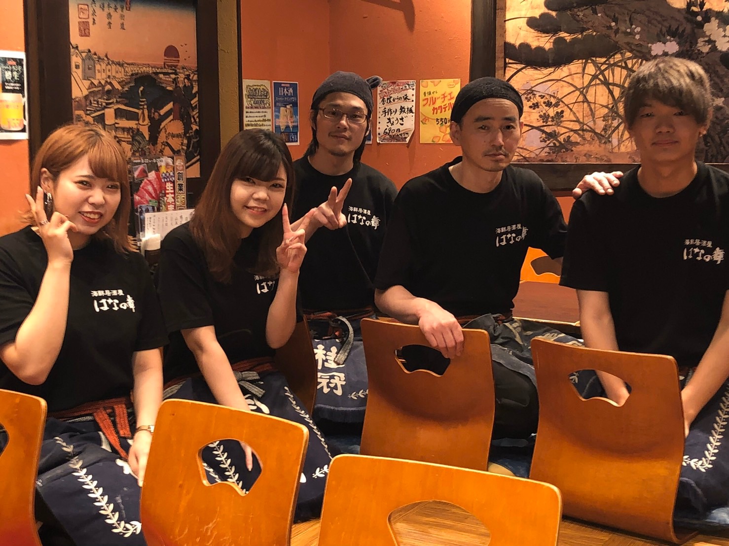 厨房服务员 in 餐厅