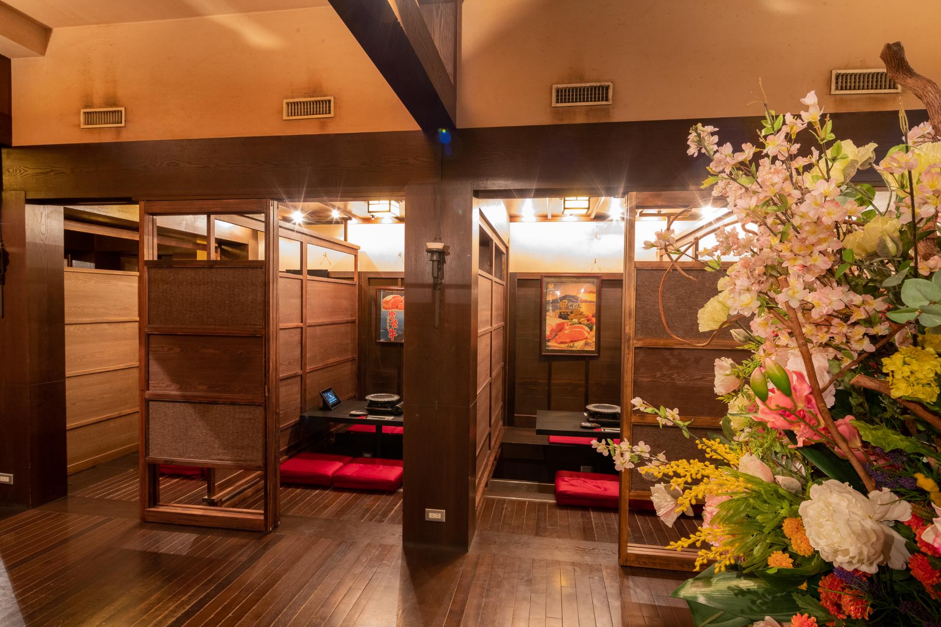 Nam phục vụ / Nữ phục vụ in Nhà hàng