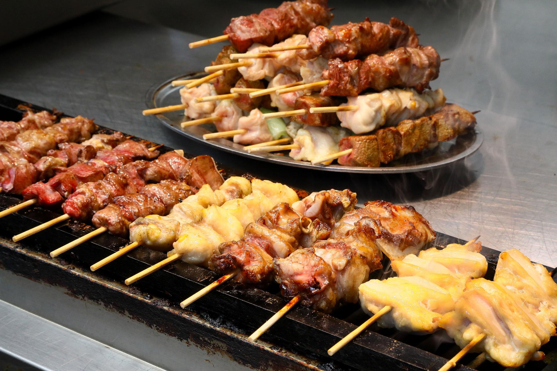 မီးဖိုေခ်ာင္အမွဳထမ္း in စားေသာက္ဆိုင္