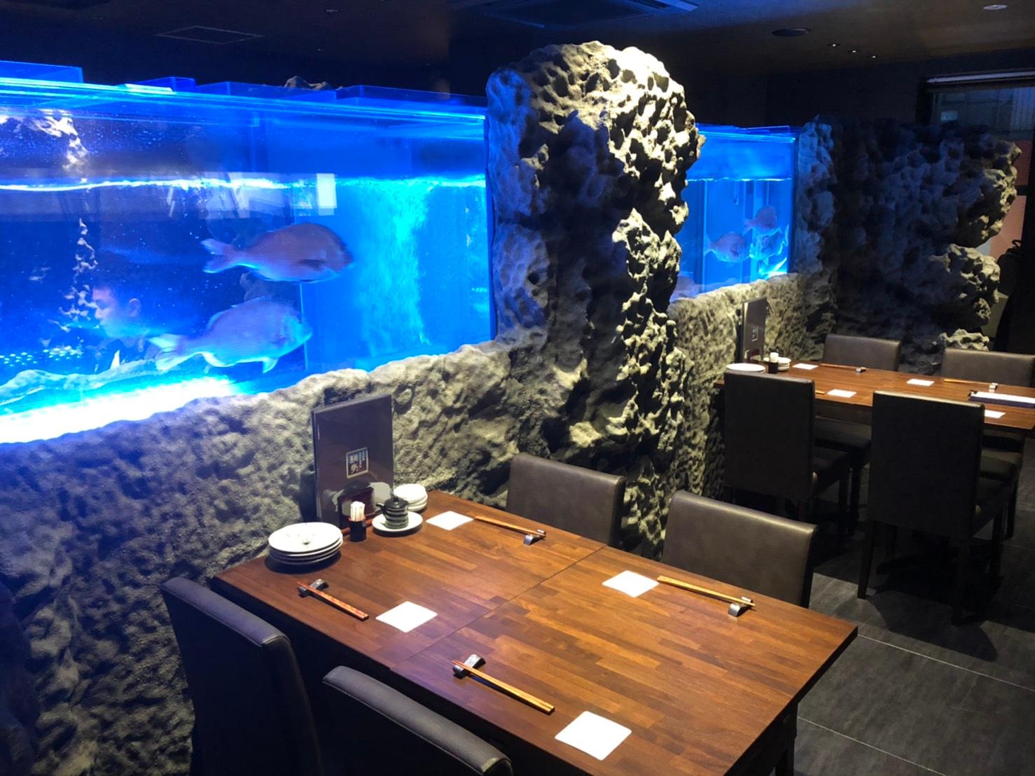 စားပြဲထိုး in စားေသာက္ဆိုင္