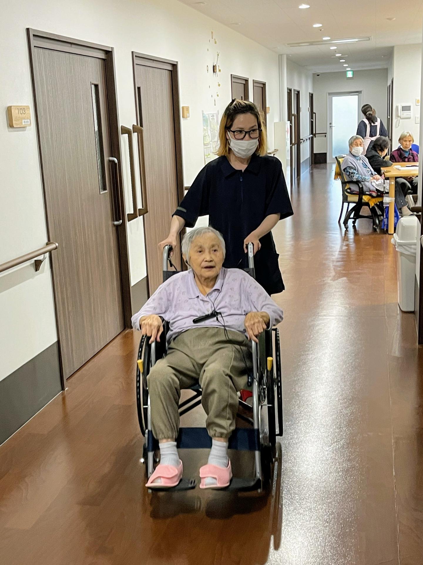 Care giver in Aging home