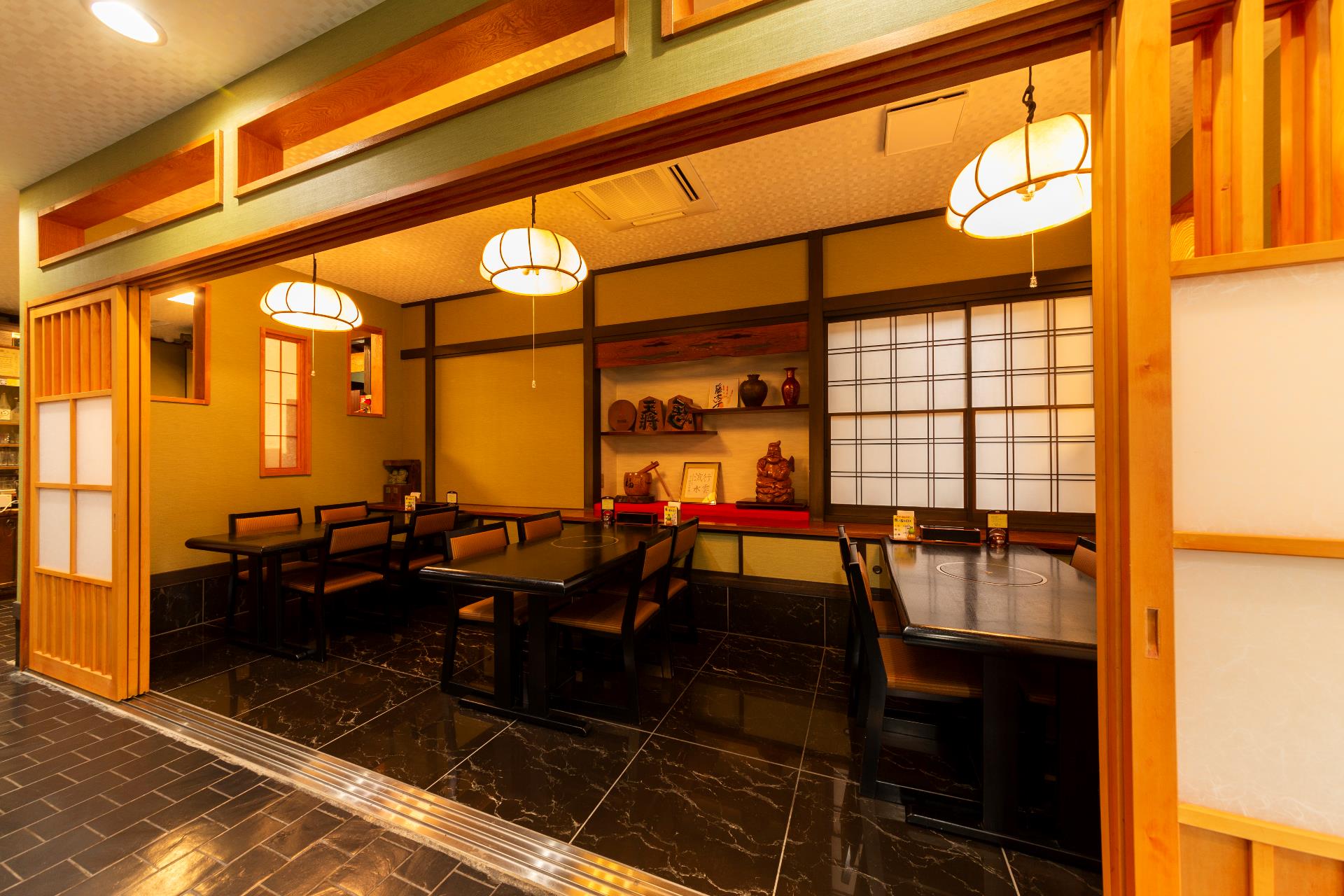 Người rửa chén đĩa in Nhà hàng