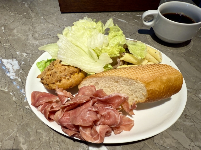 ဟိုတယ္ဧည့္ၾကိဳ in ဟိုတယ္