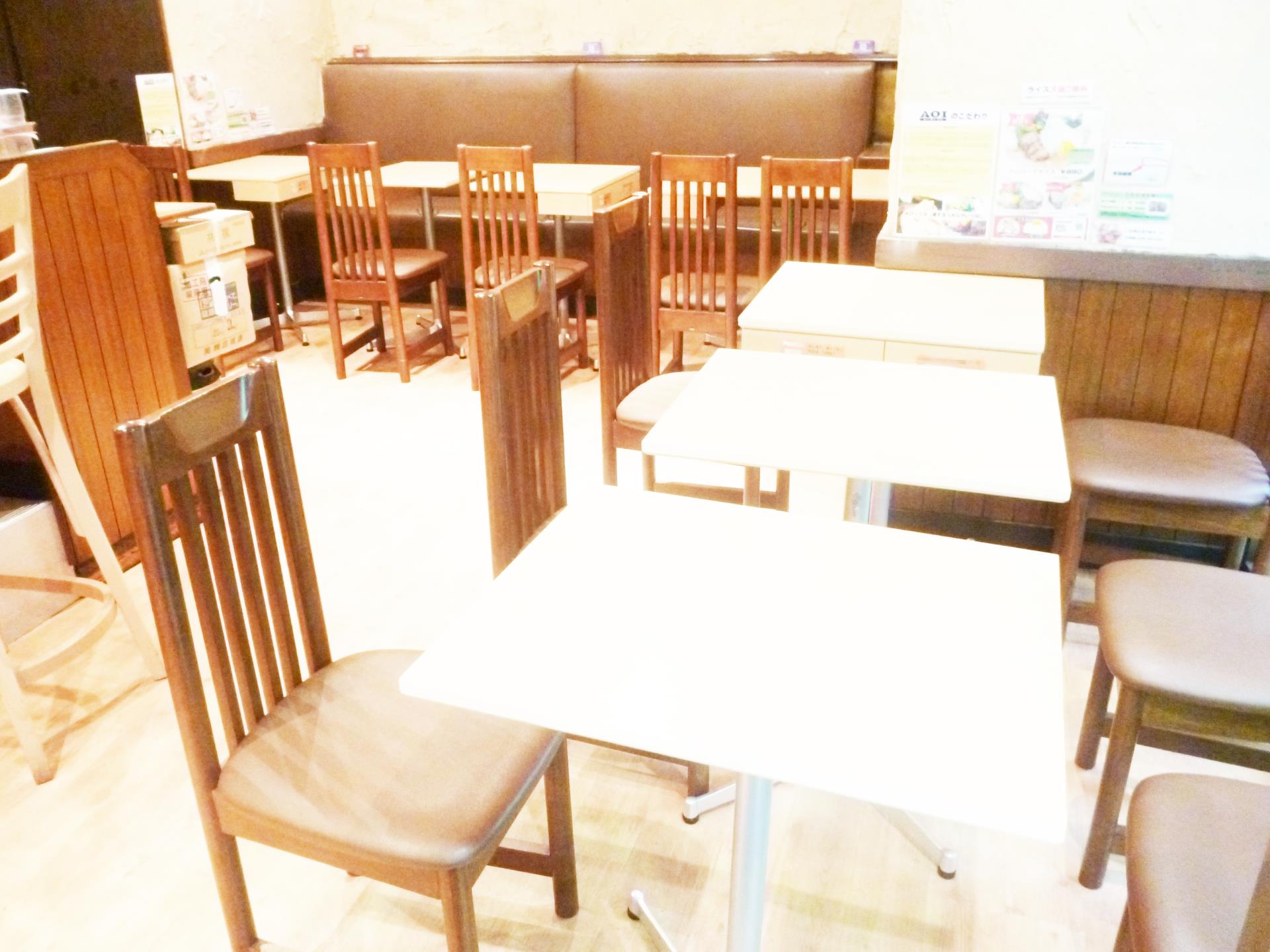 စားပြဲထိုး in စားသောက်ဆိုင် / အမြန်ပြင်အစားအစာ