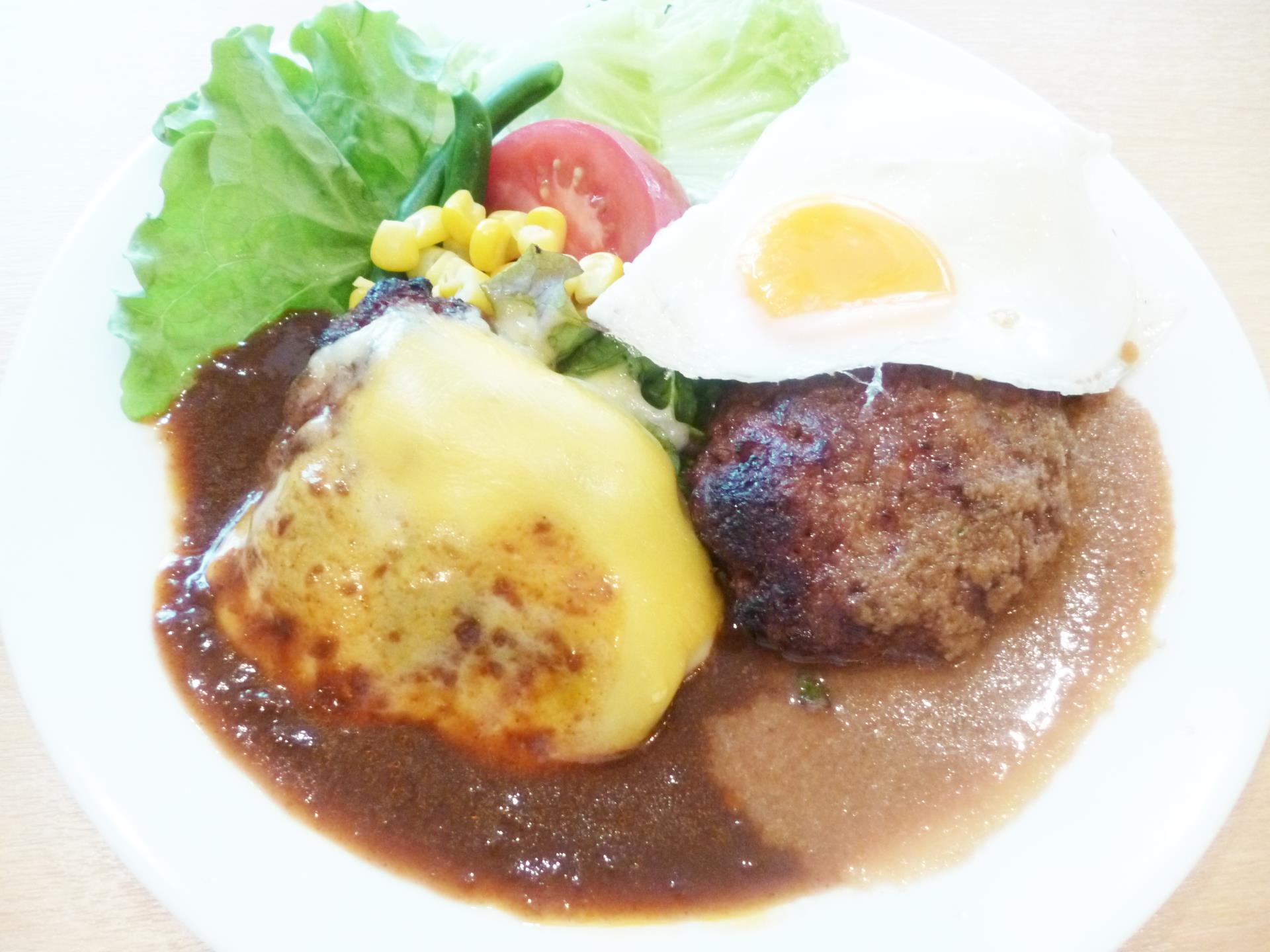 စားပြဲထိုး in စားသောက်ဆိုင် / အမြန်ပြင်အစားအစာ