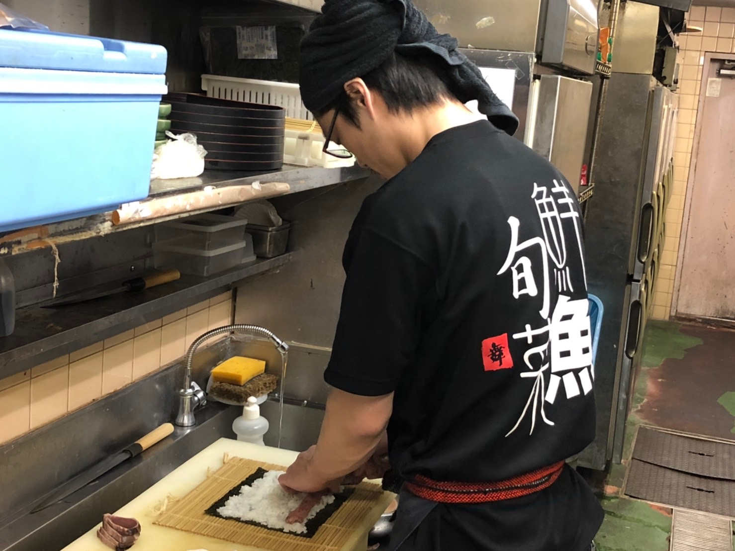 厨房服务员 in 餐厅
