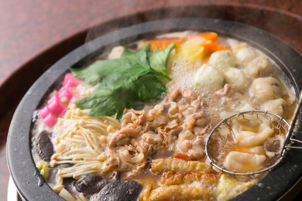 စားပြဲထိုး in စားေသာက္ဆိုင္