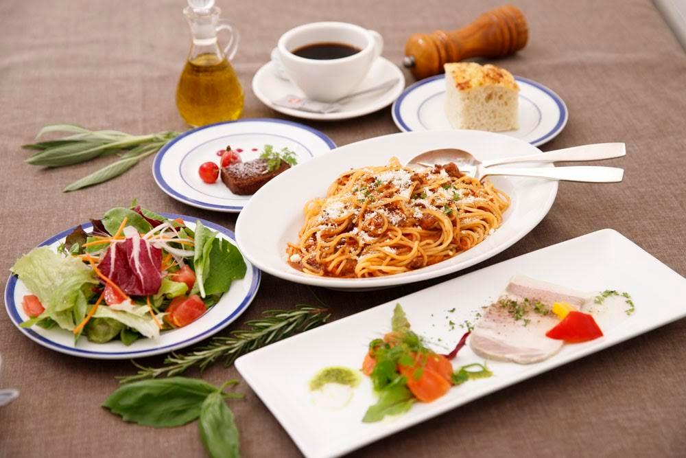 Nam phục vụ / Nữ phục vụ in Nhà hàng