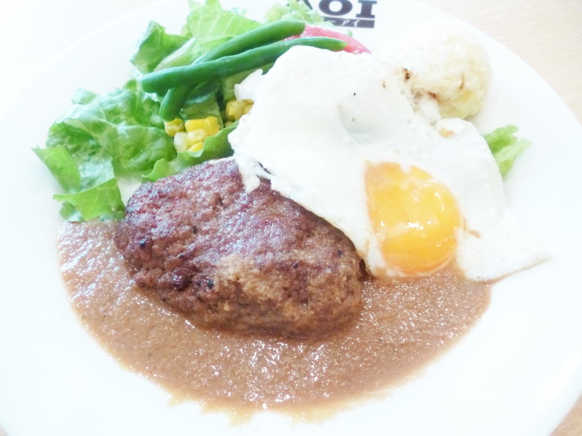 စားပြဲထိုး in စားသောက်ဆိုင် / အမြန်ပြင်အစားအစာ