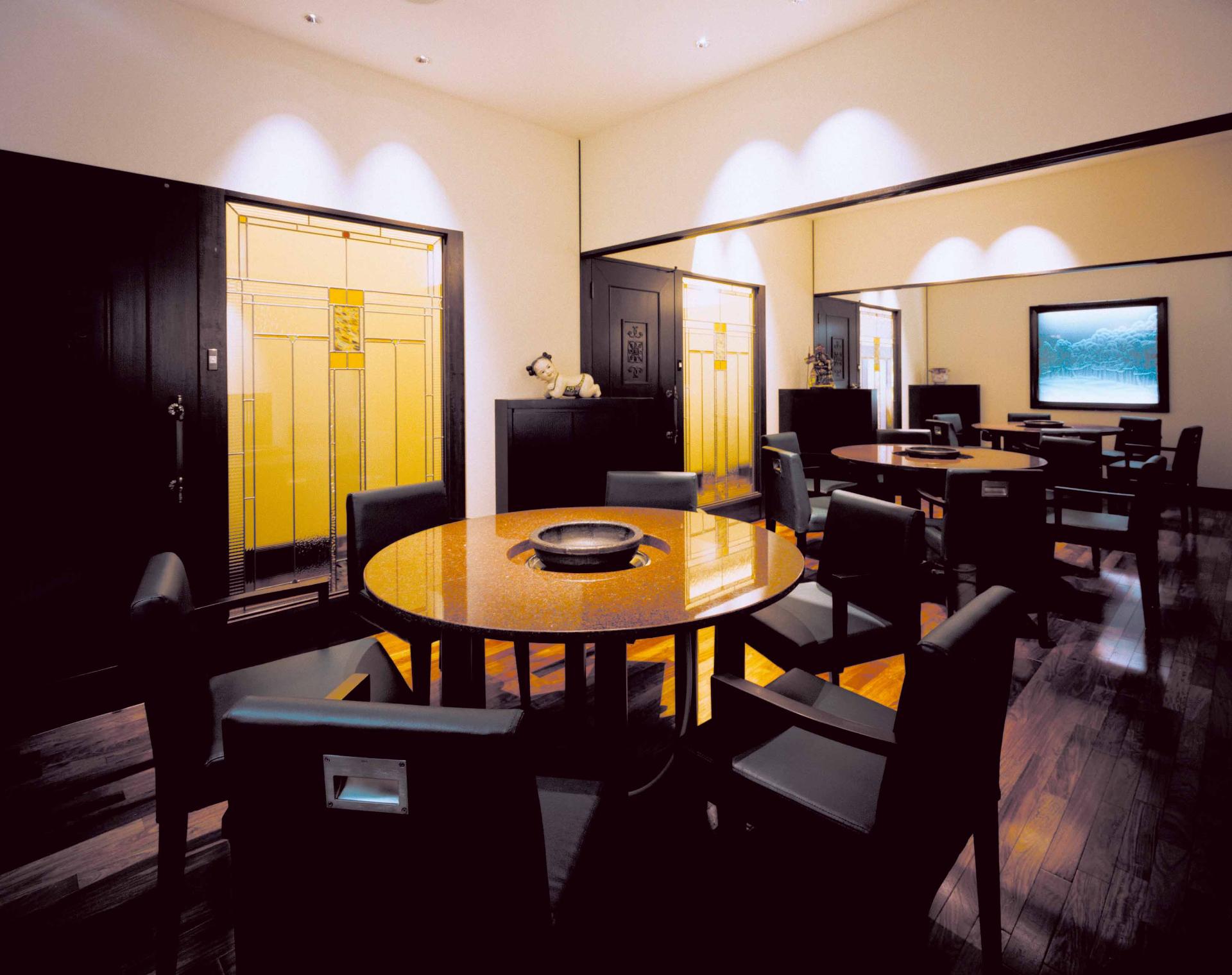 စားပြဲထိုး in စားေသာက္ဆိုင္