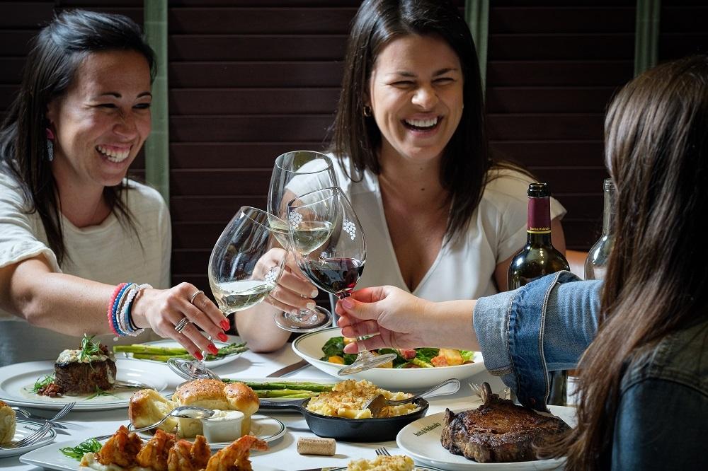 Nam phục vụ / Nữ phục vụ in Nhà hàng