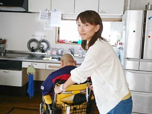 Care giver in Aging home