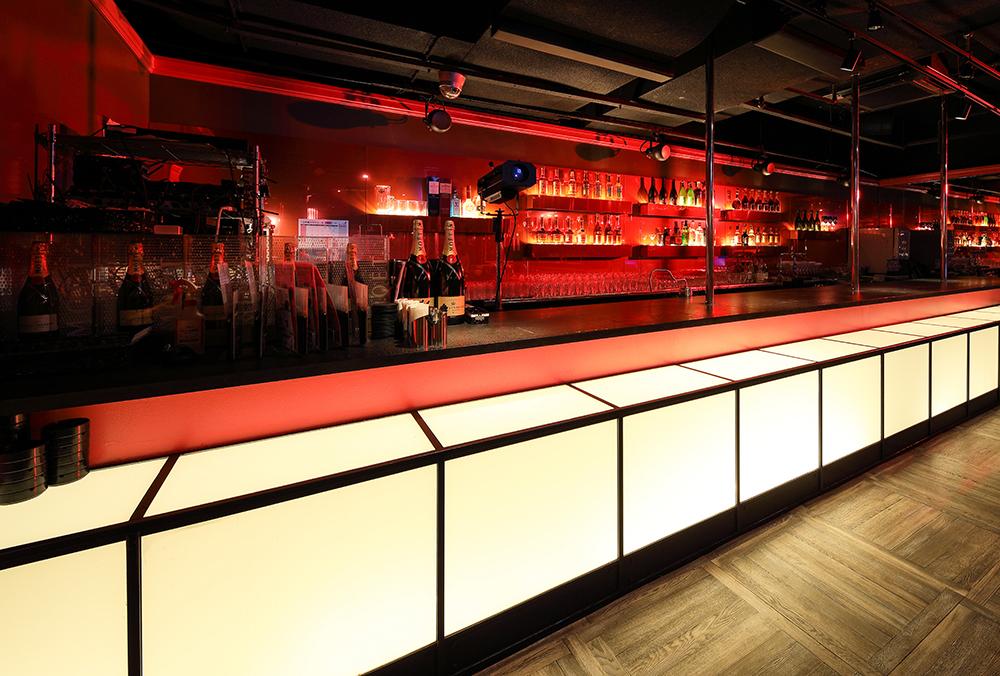 ဖျော်ဖြေရေး in စားသောက်ဆိုင် / ဘား