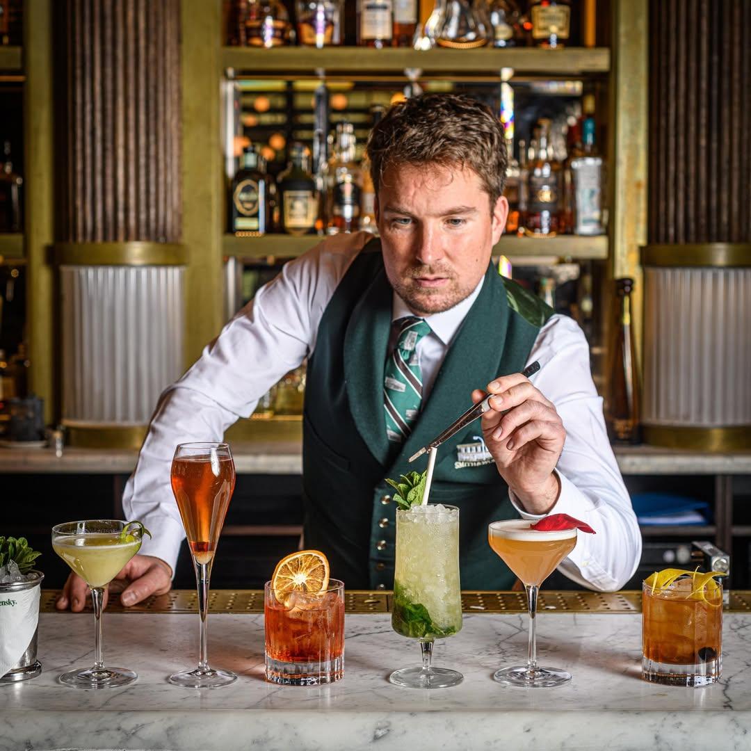 Nam phục vụ / Nữ phục vụ in Nhà hàng