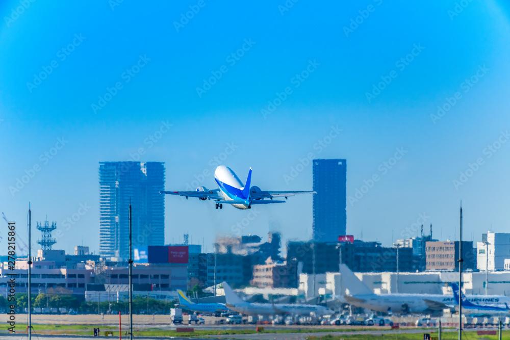 ပြန်ကြားရေးဝန်ထမ်း in လေဆိပ်