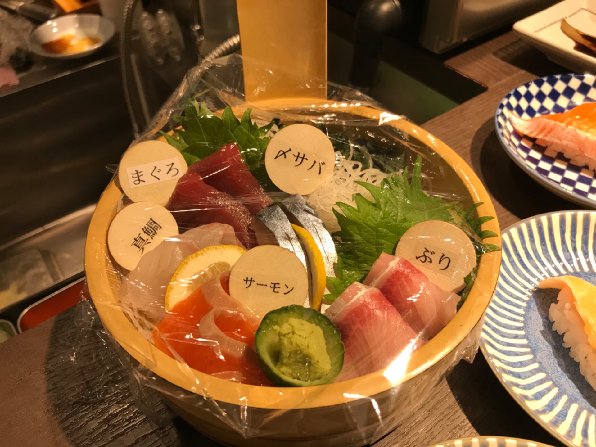 မီးဖိုေခ်ာင္အမွဳထမ္း in စားေသာက္ဆိုင္