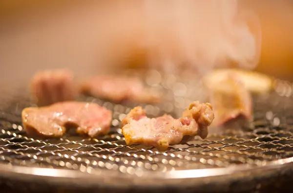 စားပြဲထိုး in စားေသာက္ဆိုင္