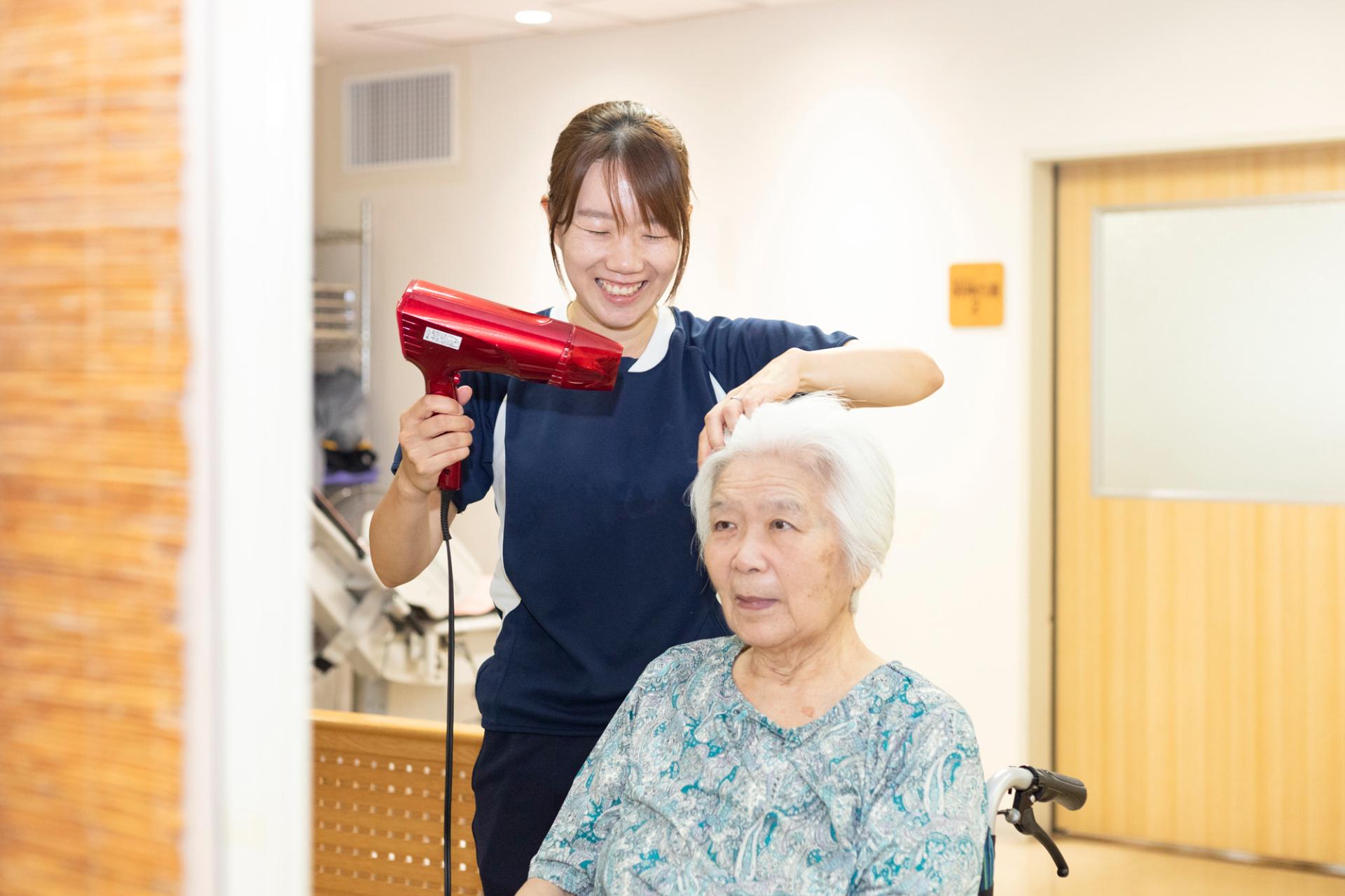 Care giver in Aging home