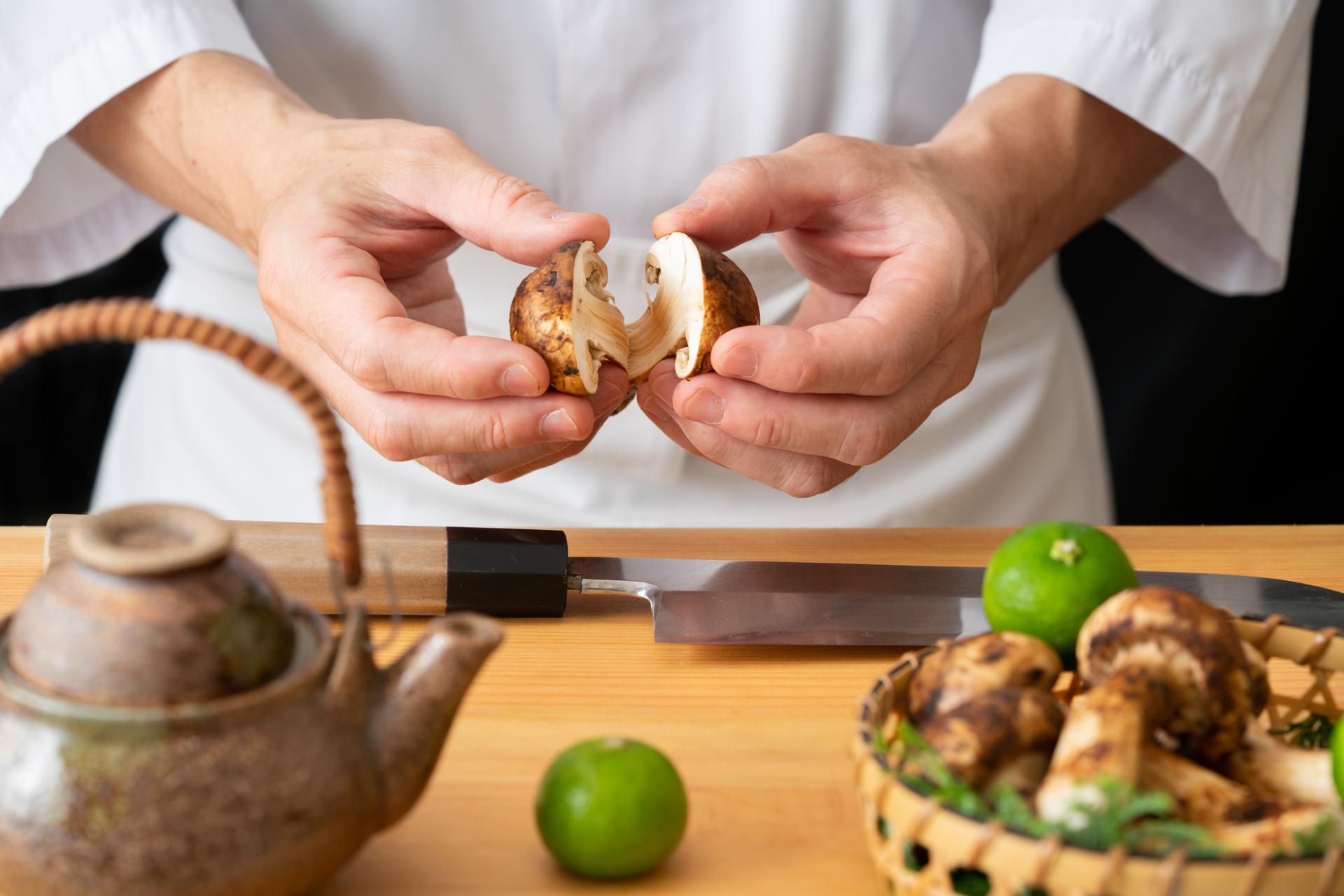 厨房服务员 in 餐厅