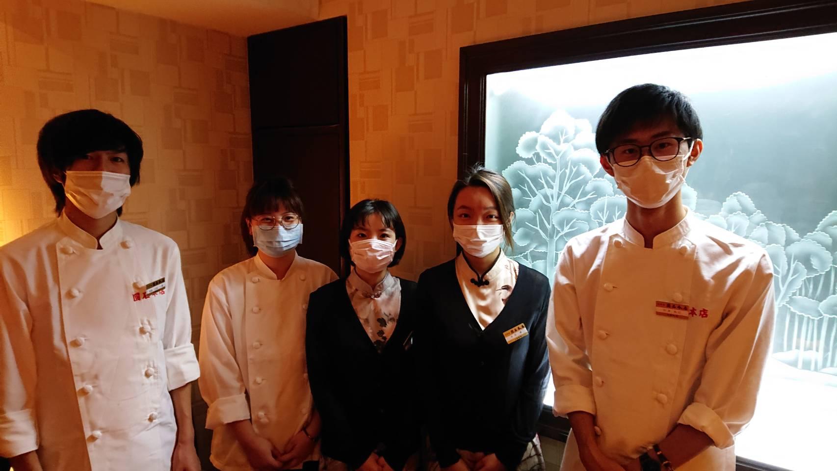 စားပြဲထိုး in စားေသာက္ဆိုင္