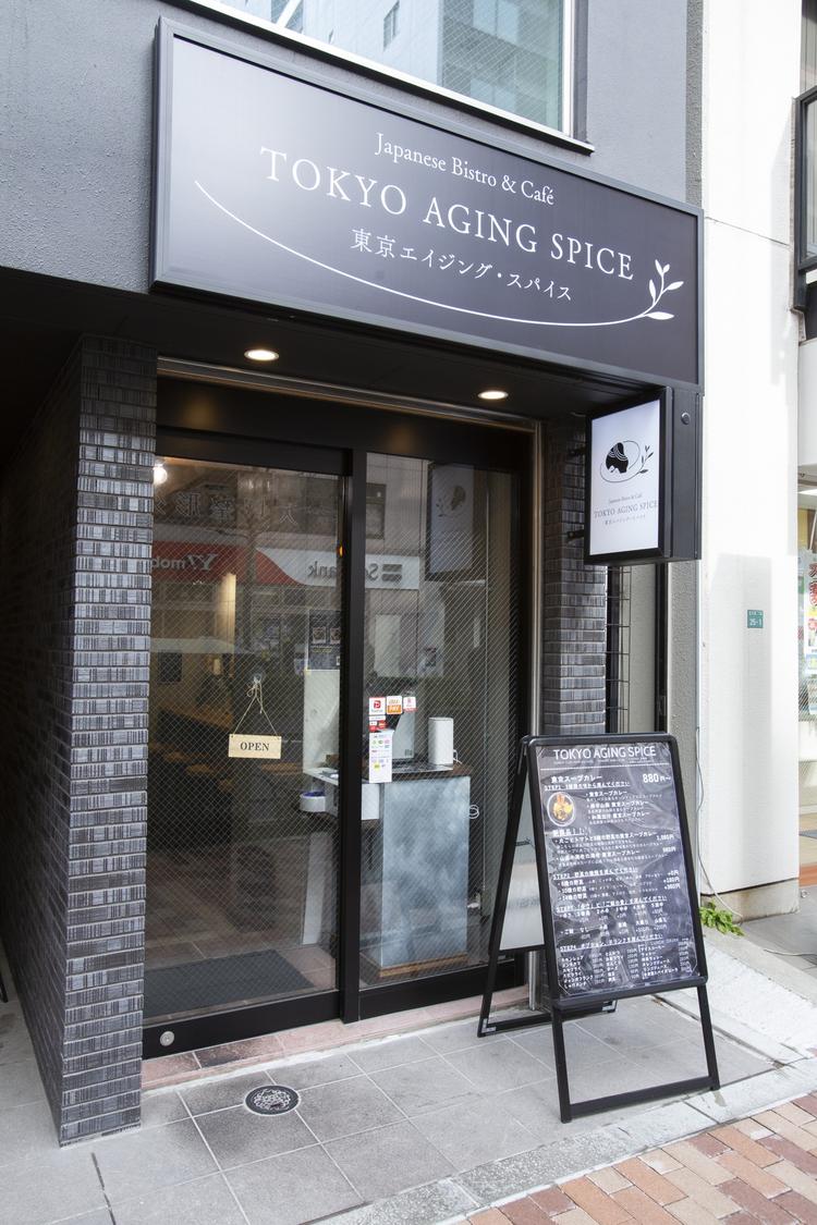 မီးဖိုေခ်ာင္အမွဳထမ္း in စားေသာက္ဆိုင္