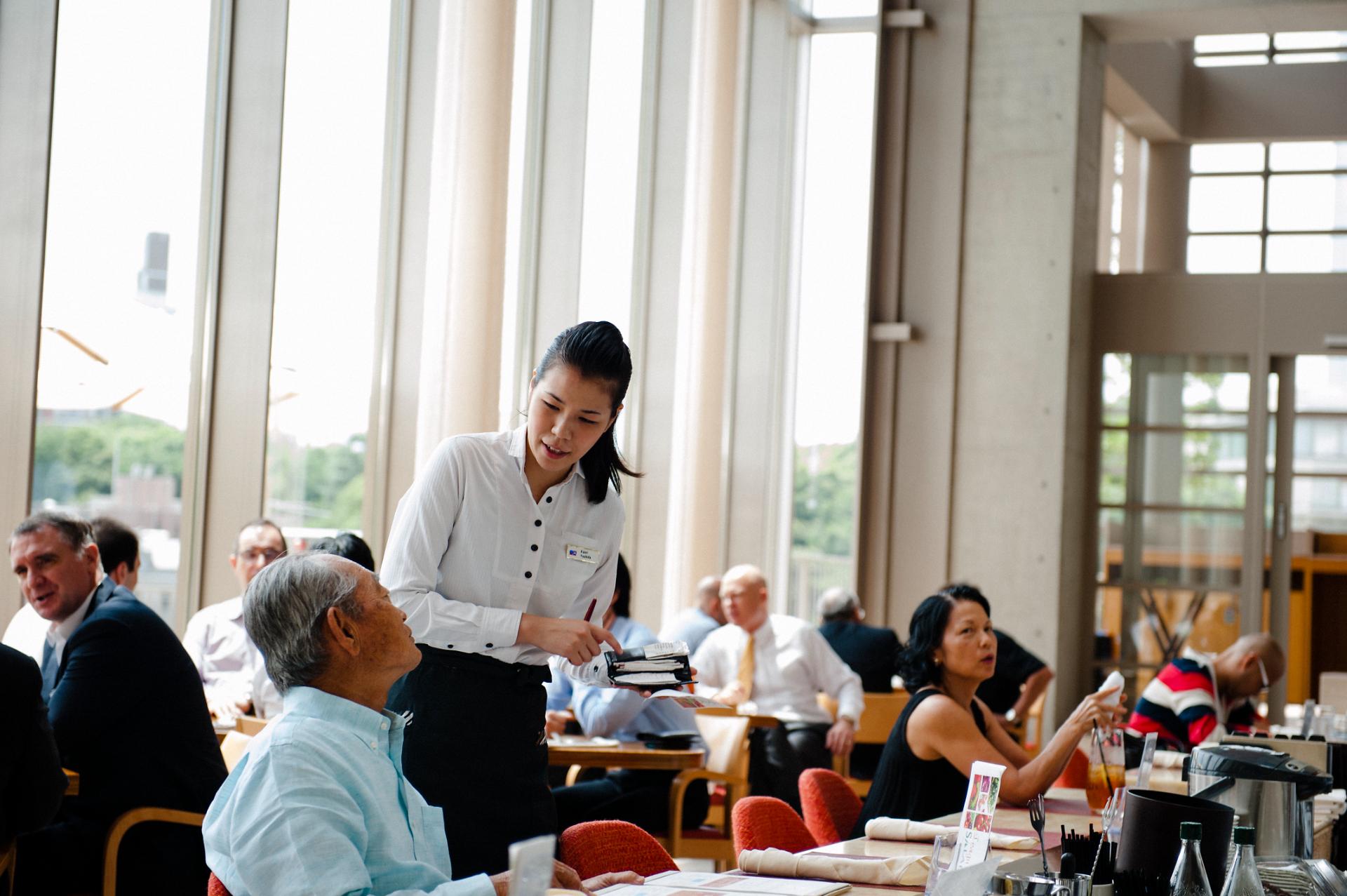 စားပြဲထိုး in ဟိုတယ္