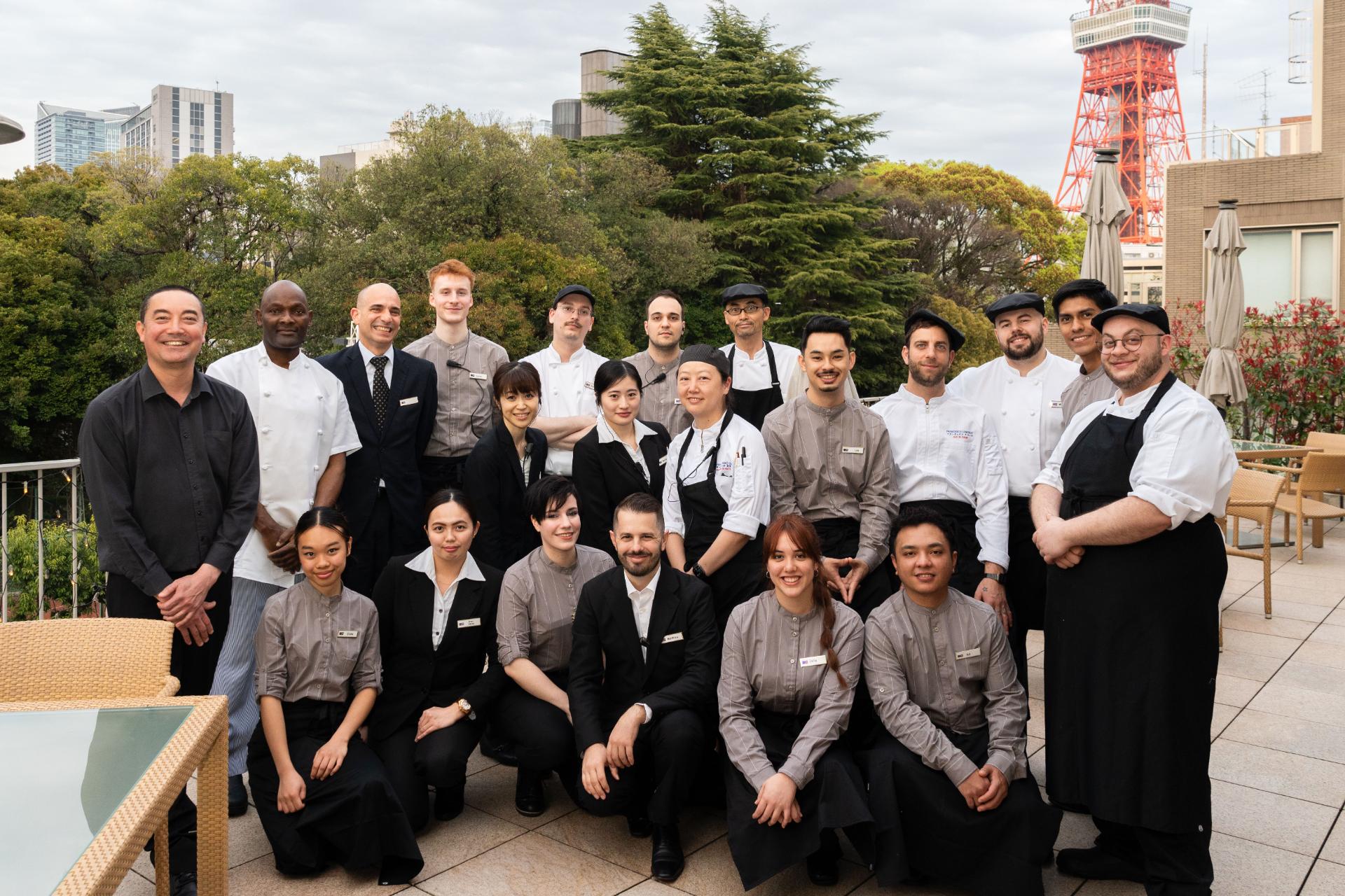 စားပြဲထိုး in ဟိုတယ္