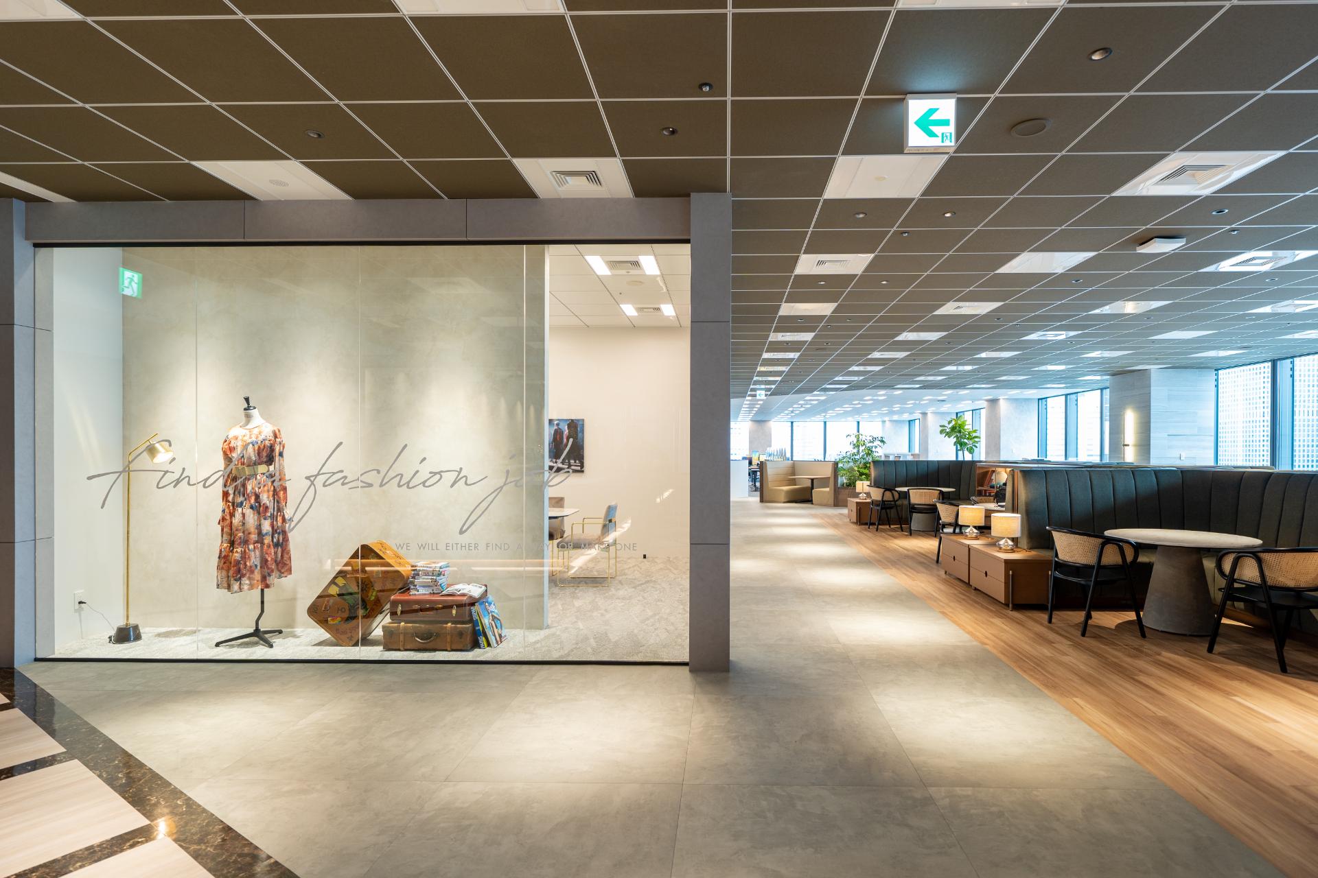 Nhân viên kinh doanh in Cửa hàng bách hóa