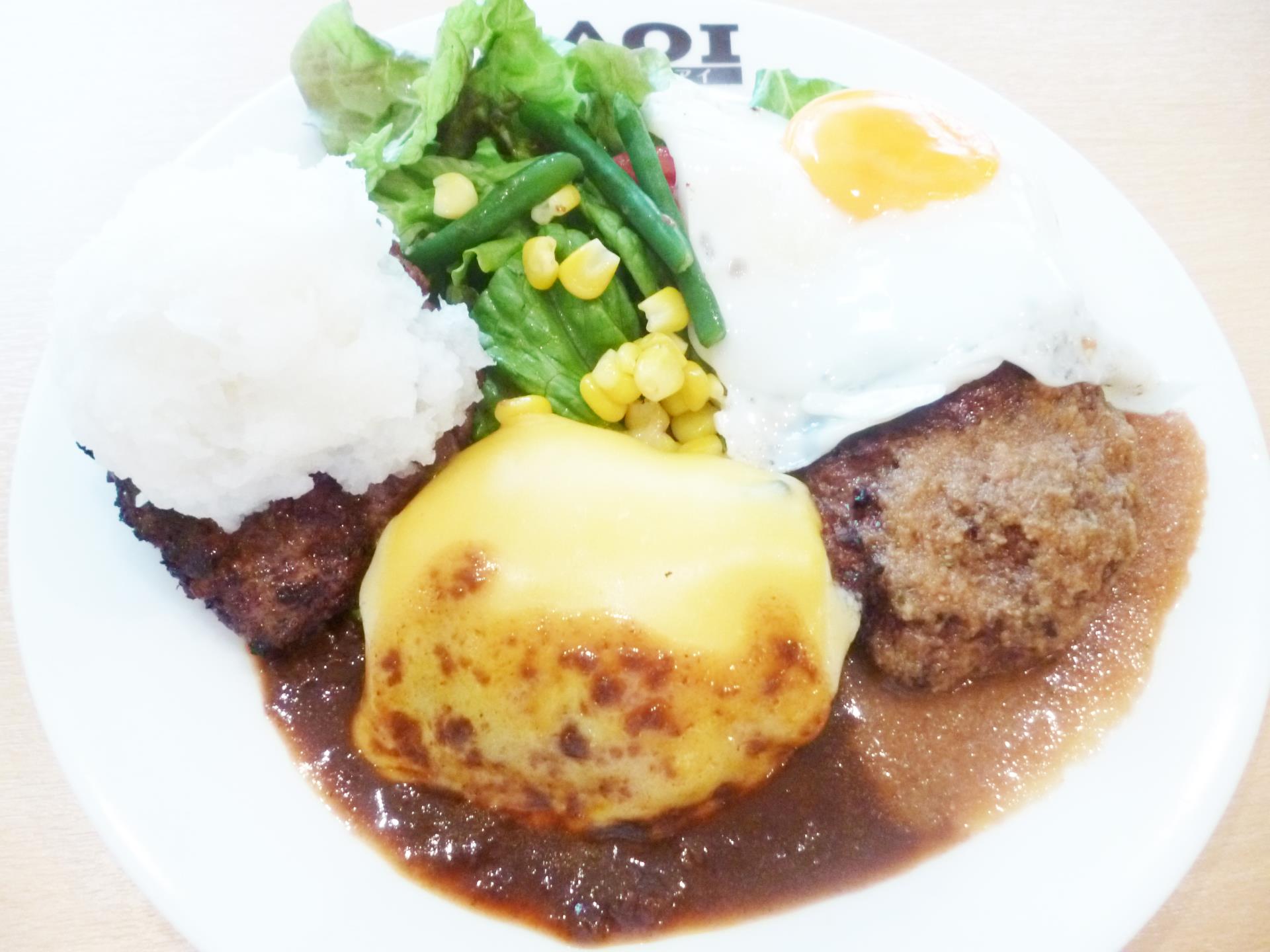 စားပြဲထိုး in စားသောက်ဆိုင် / အမြန်ပြင်အစားအစာ