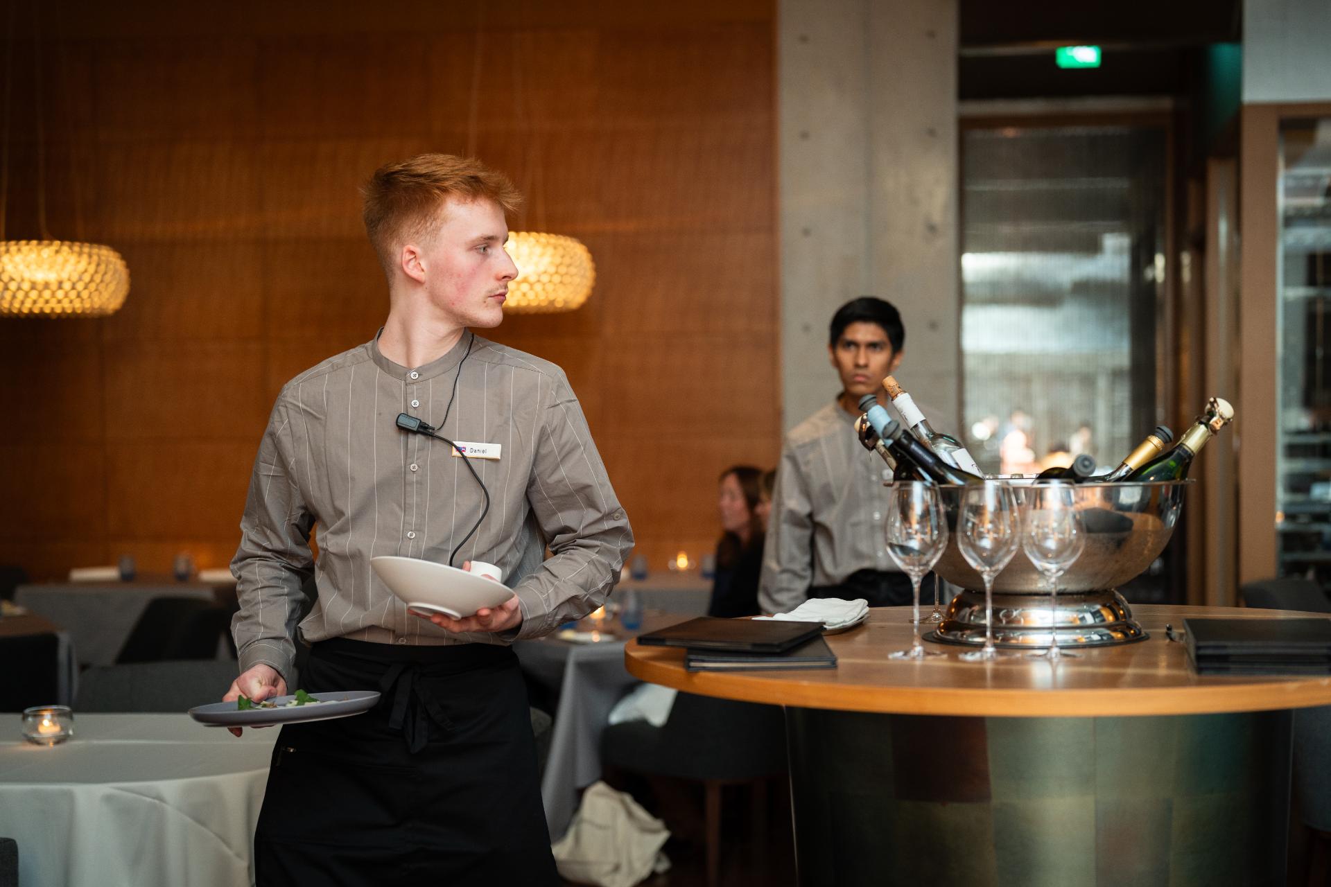 စားပြဲထိုး in ဟိုတယ္