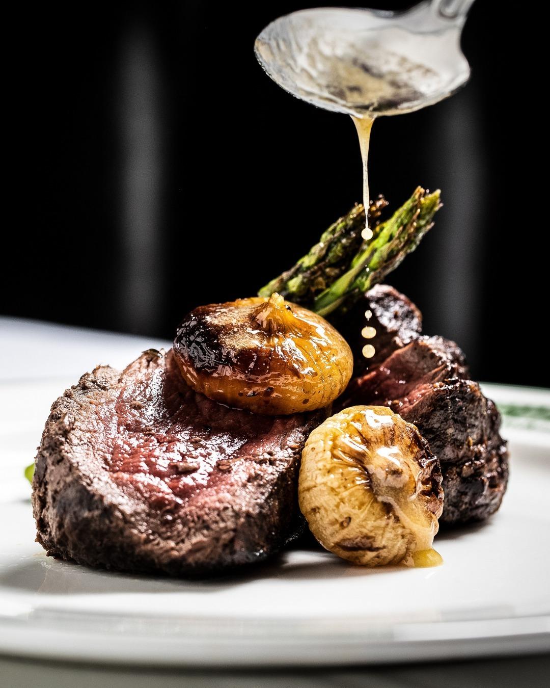 Nam phục vụ / Nữ phục vụ in Nhà hàng