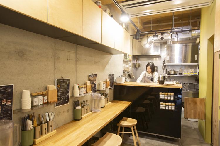 မီးဖိုေခ်ာင္အမွဳထမ္း in စားေသာက္ဆိုင္