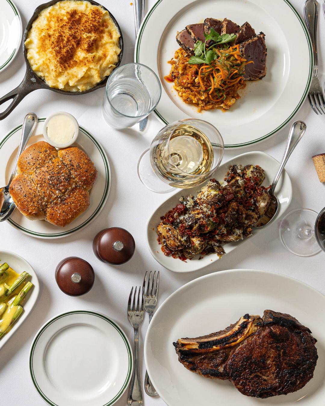 Nam phục vụ / Nữ phục vụ in Nhà hàng